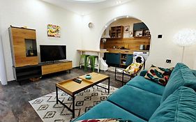 Modern 1Br Apartment With Private Garden Top Center